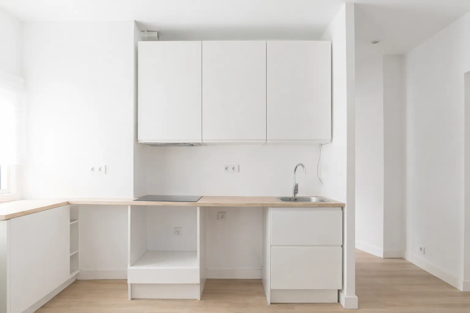 Cocina desangelada e indiferente en el barrio de Carabanchel antes de la intervención de marketing inmobiliario boutique.