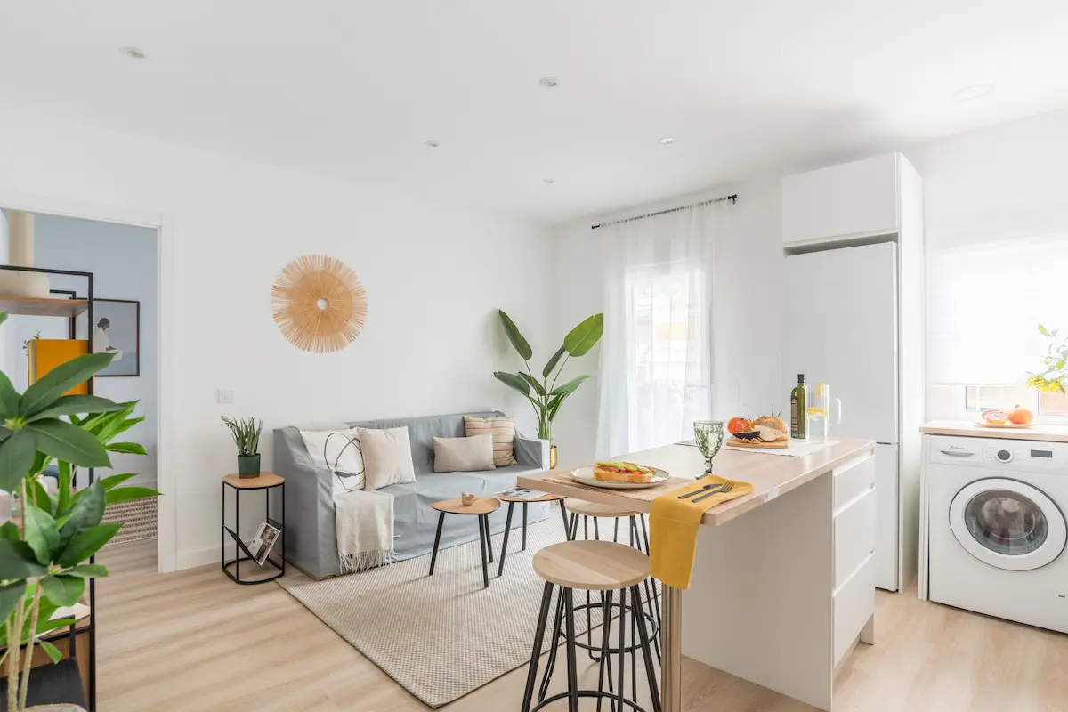 Salón luminoso reformado y vestido por nuestra inmobiliaria boutique Carabanchel.