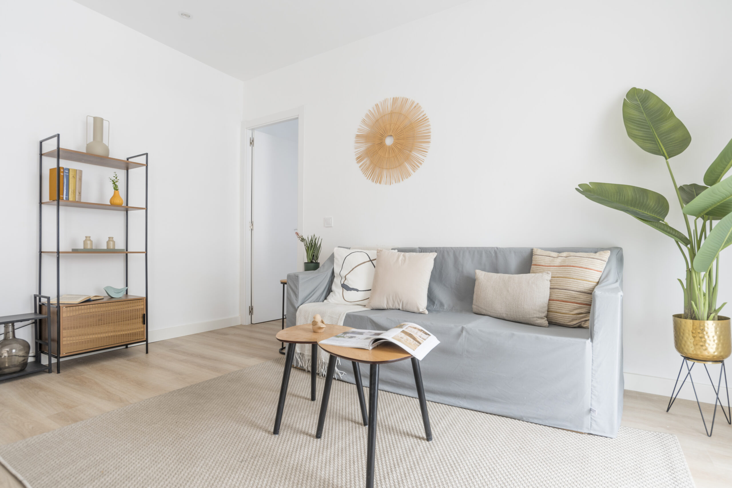 Resultado Final Comedor luminoso de diseño moderno y decoración cálida mediante Home Staging Carabanchel.