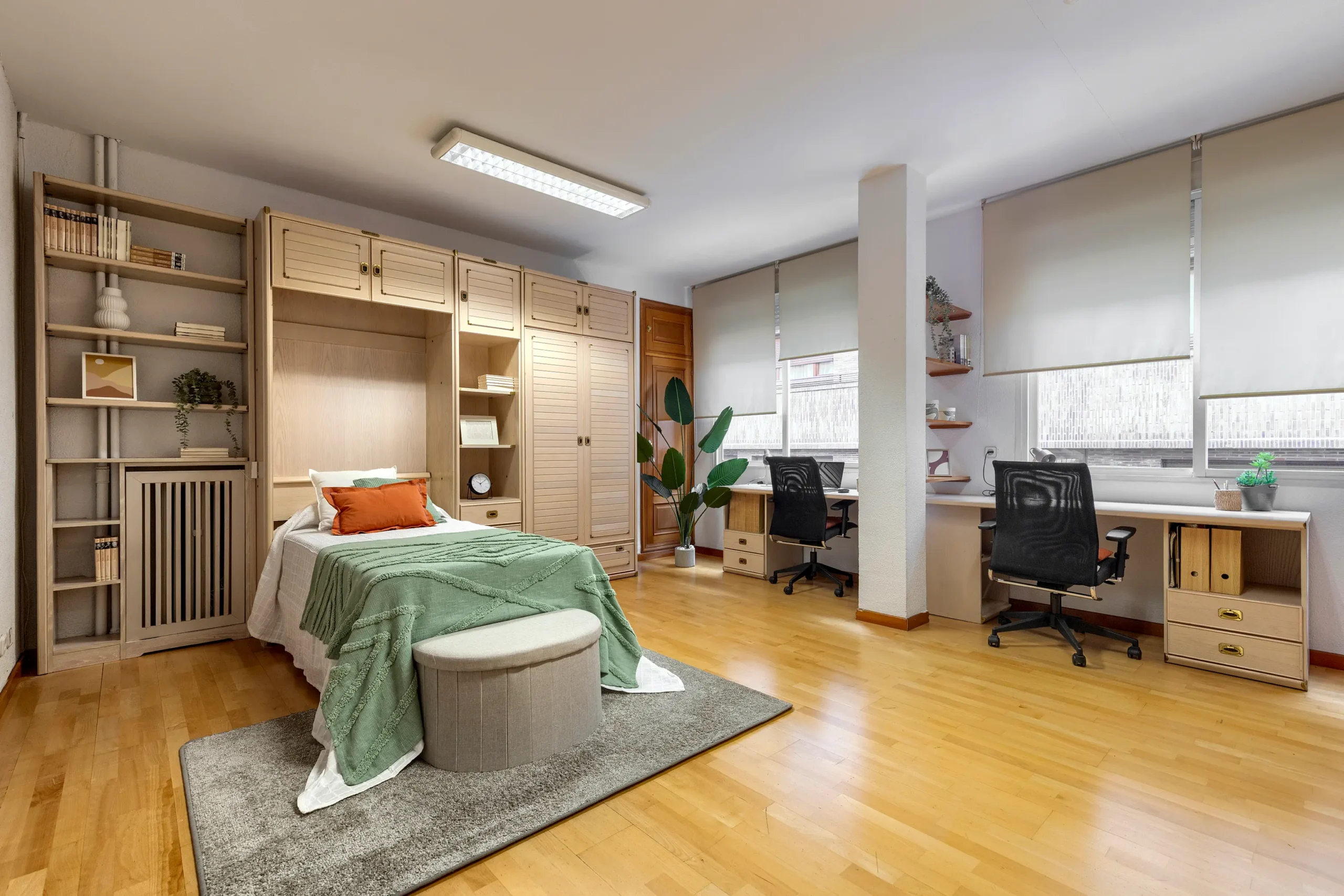 Dormitorio principal de alta gama decorado con textiles premium en pleno Barrio de Salamanca.