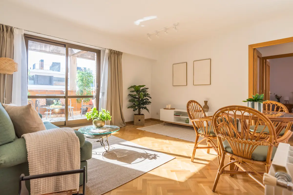 Diseño de interiores contemporáneo y estilismo profesional mediante Home Staging Arganzuela en el Proyecto Pontones.