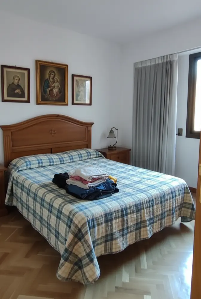 Dormitorio antiguo con muebles tradicionales en Arganzuela antes de la intervención de marketing inmobiliario.