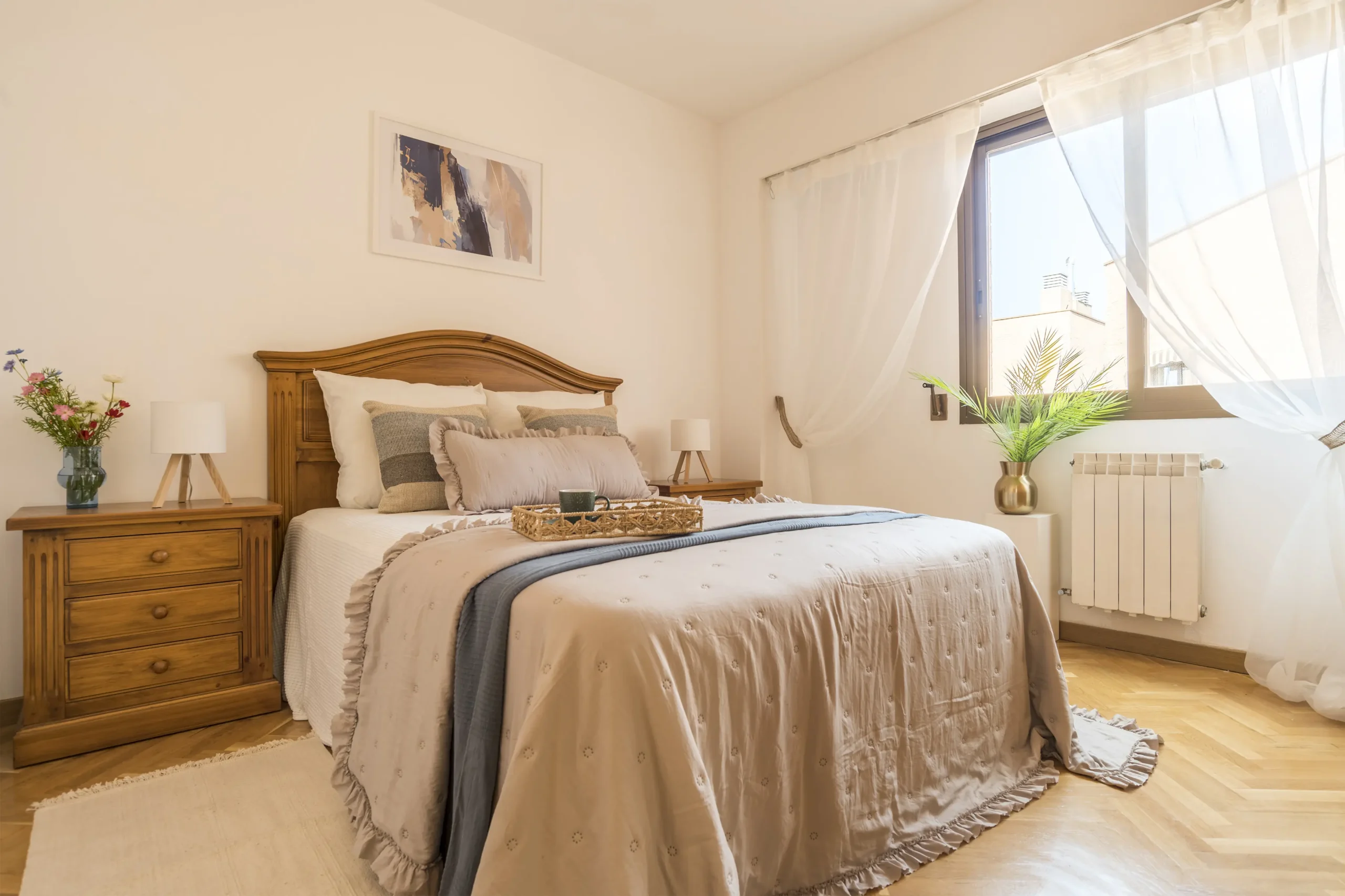 Dormitorio principal de alta gama decorado con textiles premium en pleno Barrio de Salamanca.