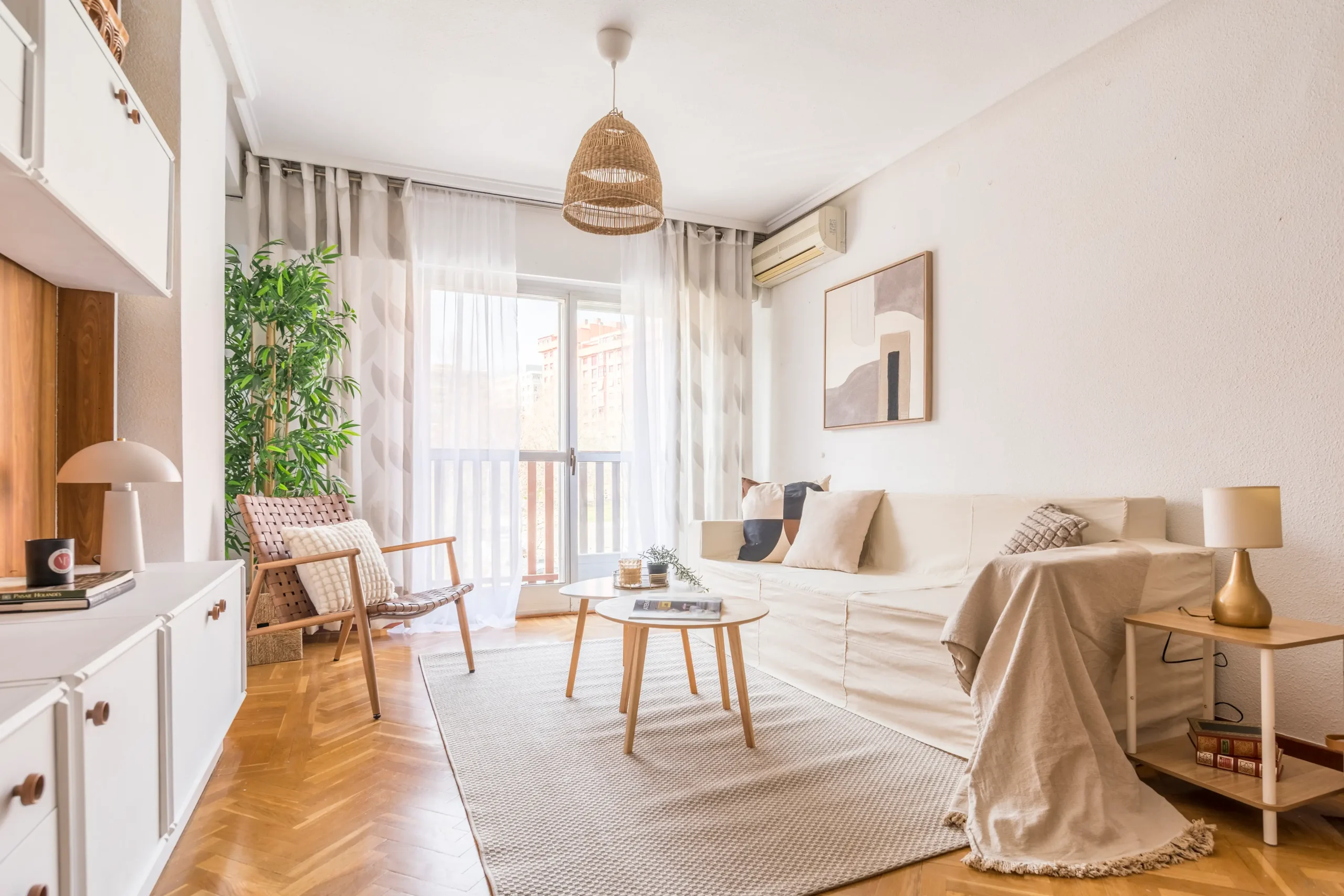 Profesional de Home Staging preparando una vivienda cálida - Mure Home