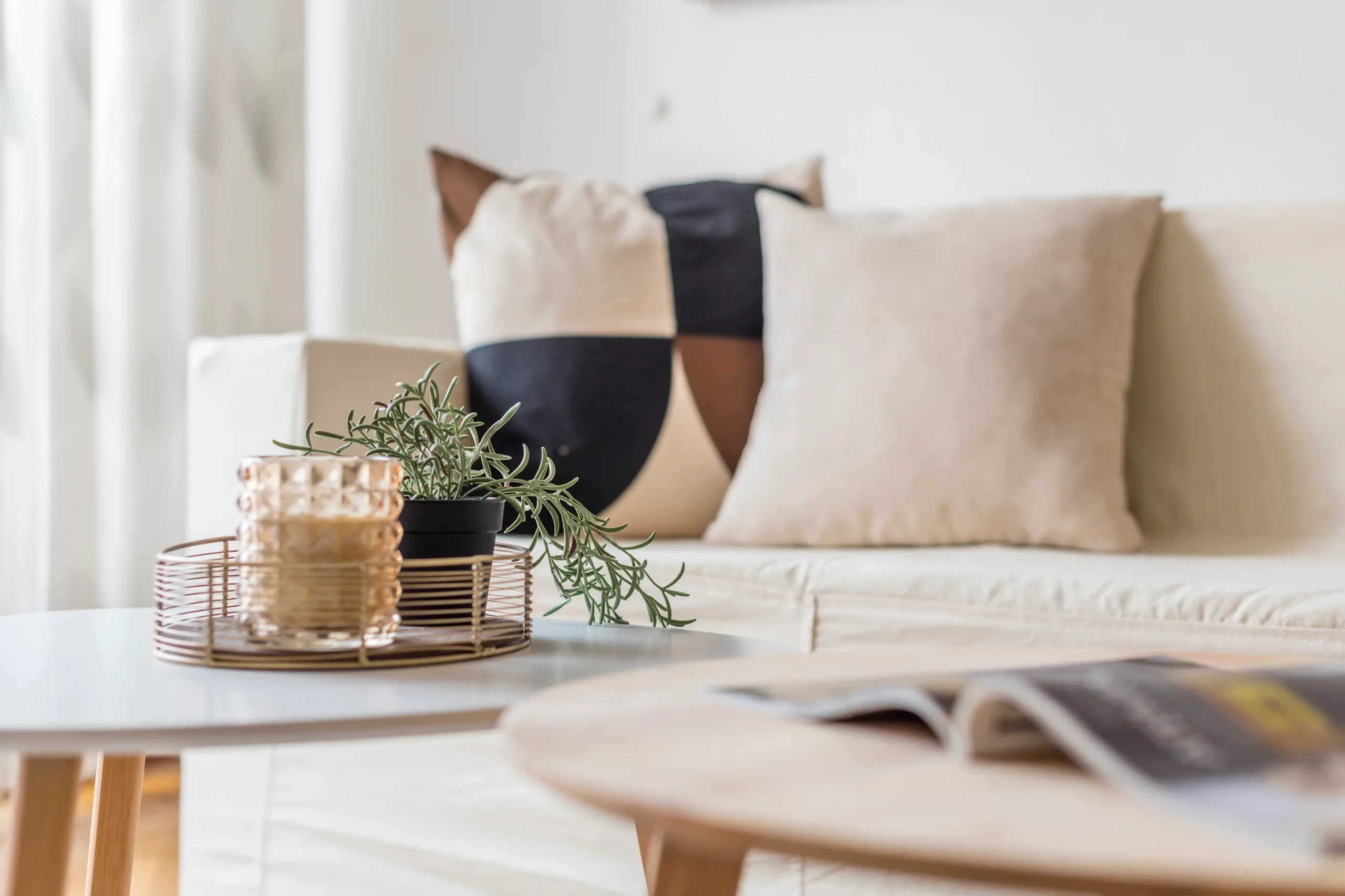 Salón de diseño exclusivo preparado mediante Home Staging en Madrid para acelerar la venta de una vivienda premium.
