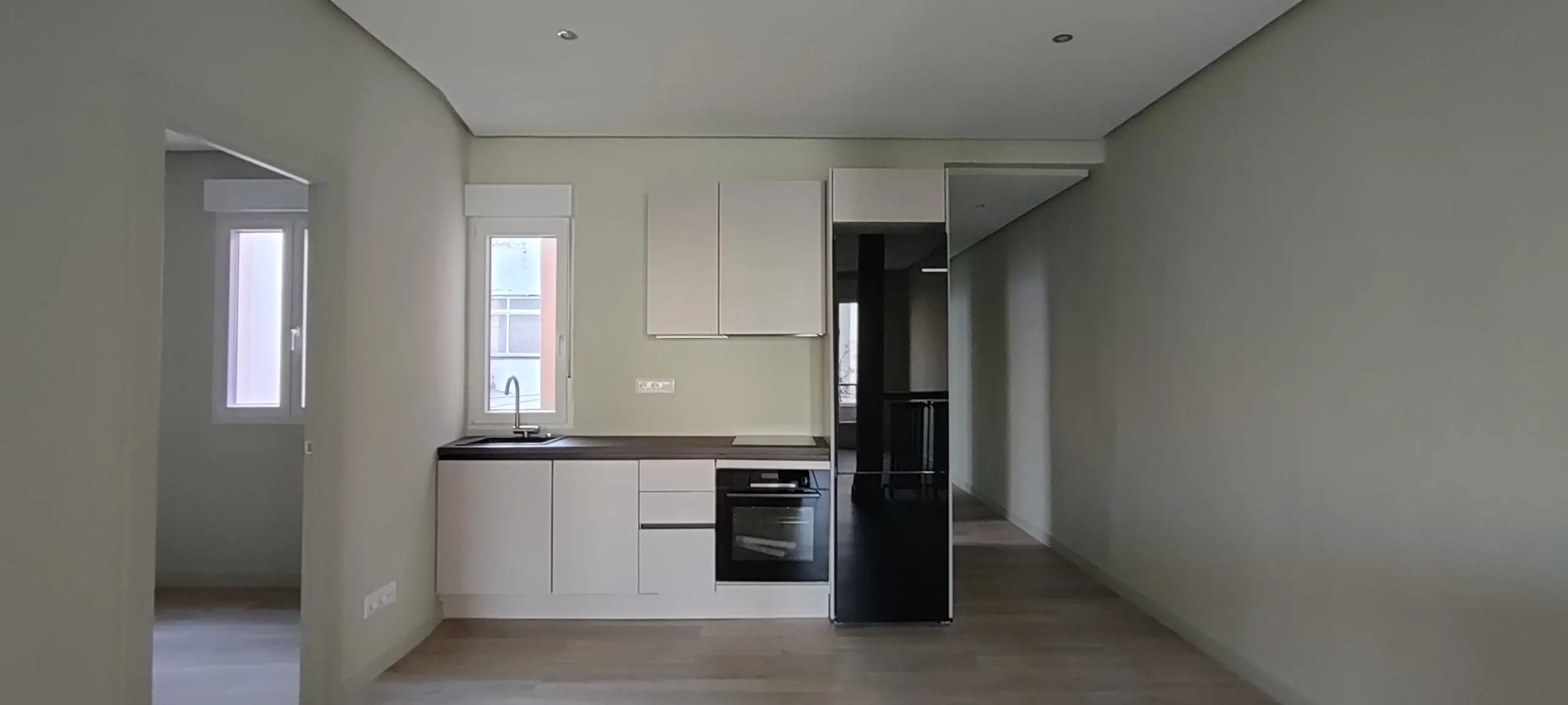 Cocina fría e indiferente en el barrio de Vallehermoso antes de la intervención de marketing inmobiliario boutique.