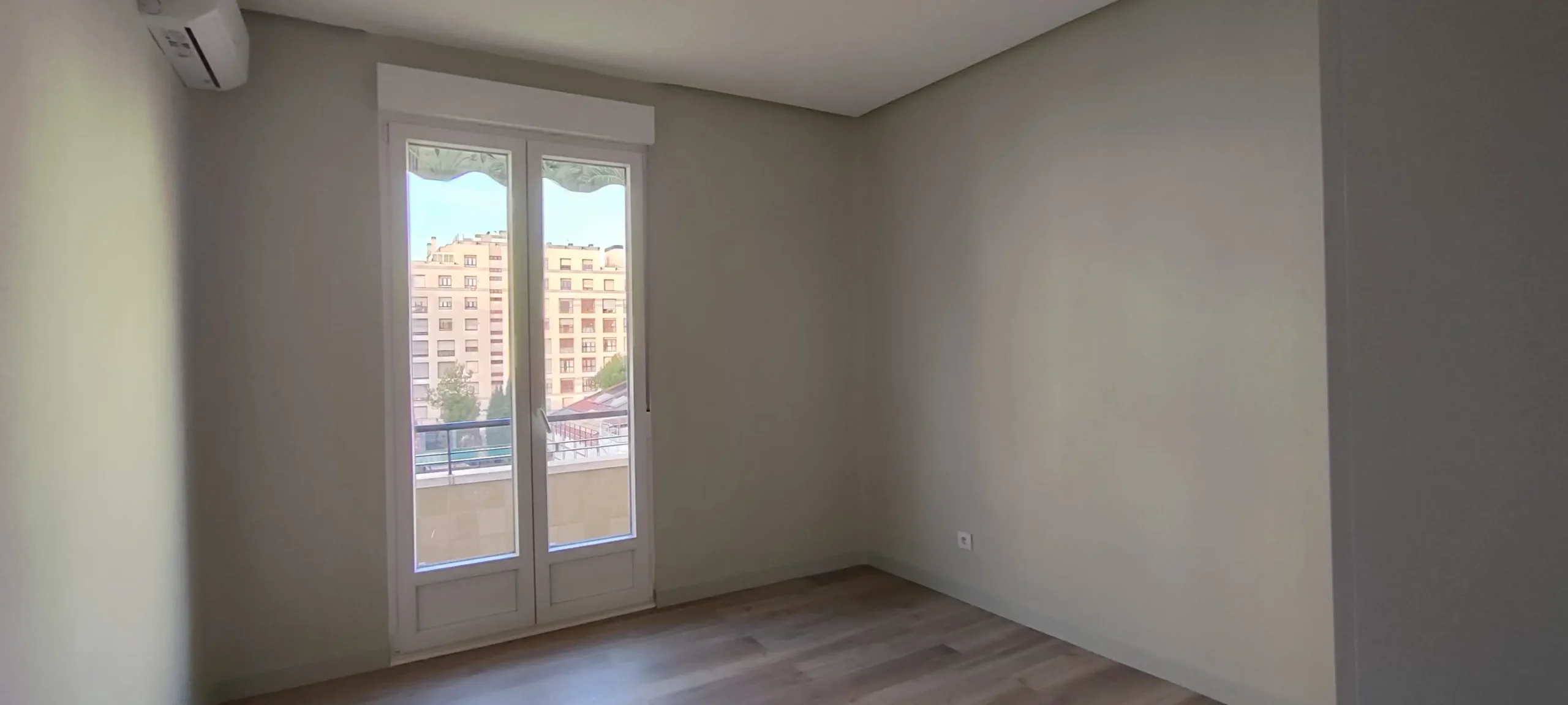 Salón desangelado e indiferente en el barrio de Vallehermoso antes de la intervención de marketing inmobiliario boutique.