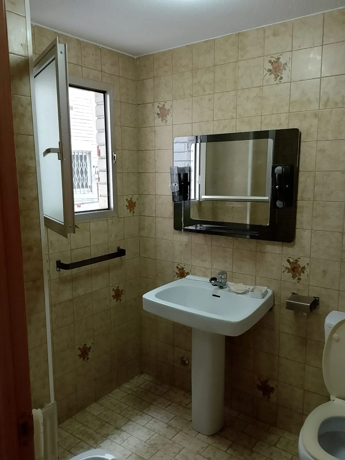 Baño anticuado y desangelado antes de la reforma en Arganda del Rey.