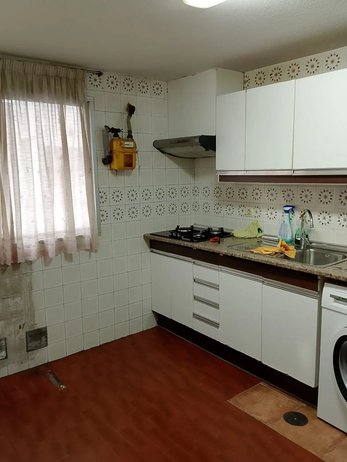 Estado inicial frío y antiguo de una cocina de inversión en Arganda del Rey antes de aplicar marketing de contenidos.