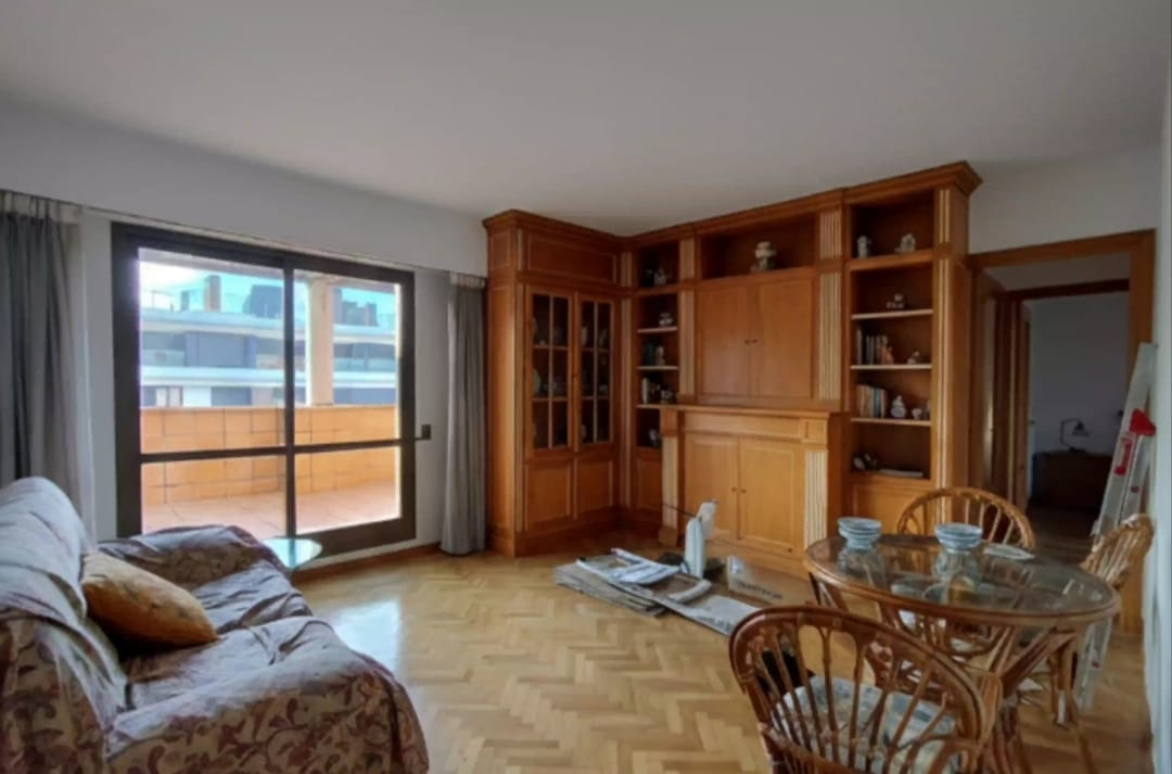 Salón clásico con mueble de madera en Pontones antes de la transformación.