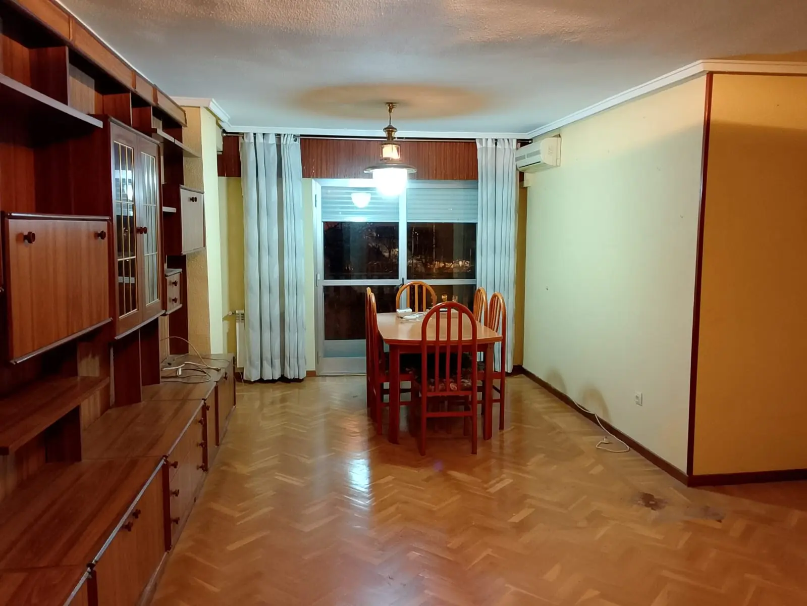 Dormitorio vacío y sin personalidad antes del estilismo decorativo boutique.