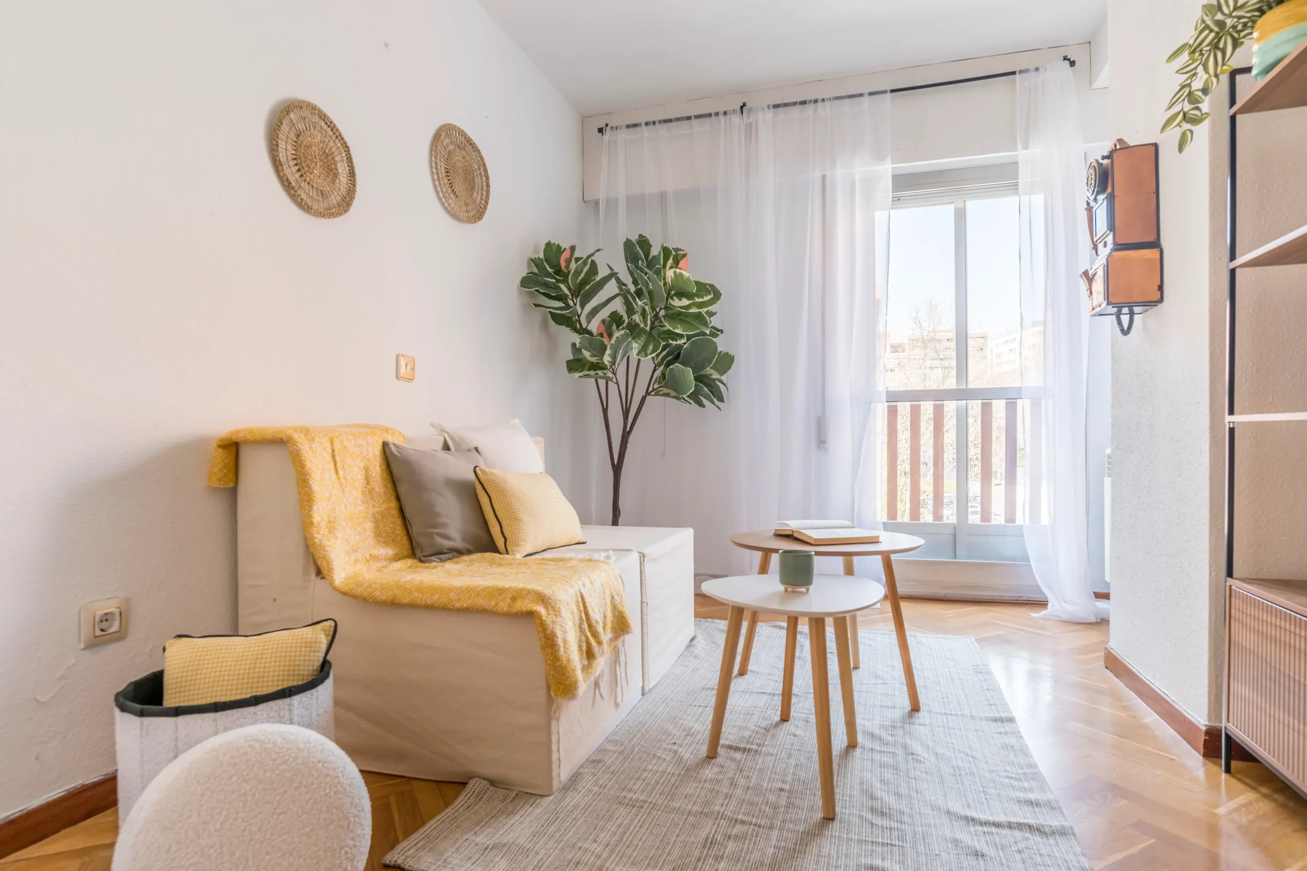 Dormitorio principal transformado con textiles premium y decoración neutra para cautivar a inquilinos en Madrid.