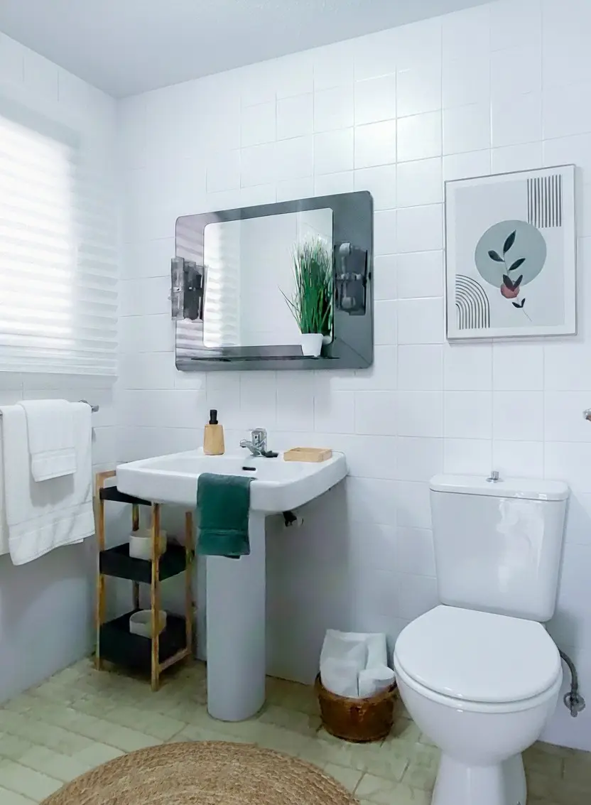 Detalle de diseño cálido, texturas sofisticadas y baño dispuesto para visitas en Arganda del Rey.